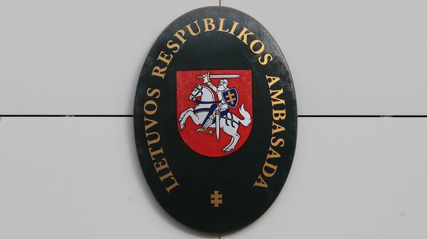 Табличка на здании посольства Литвы в Москве