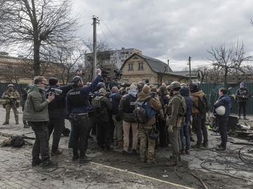 Президент Украины Владимир Зеленский в окружении военных и журналистов в Буче