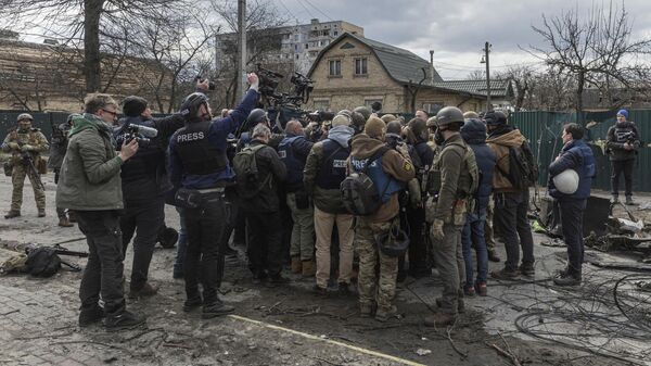 Президент Украины Владимир Зеленский в окружении военных и журналистов в Буче