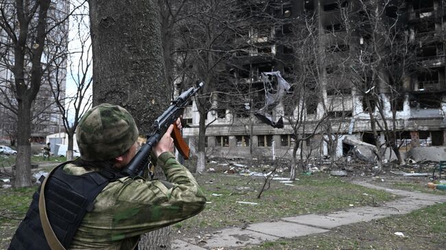 Боец специального отряда быстрого реагирования Ахмат в Мариуполе
