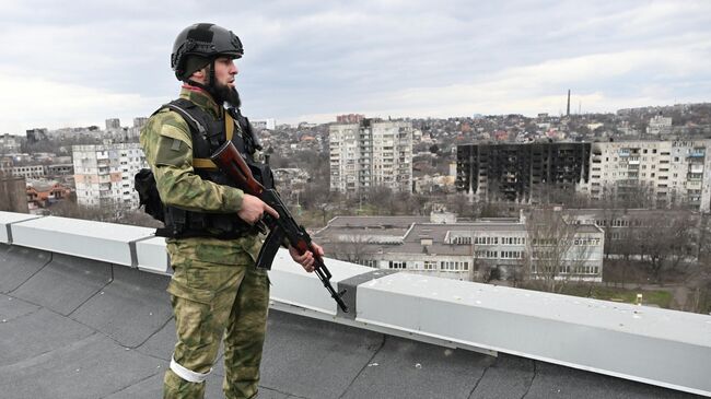Боец специального отряда быстрого реагирования Ахмат в Мариуполе