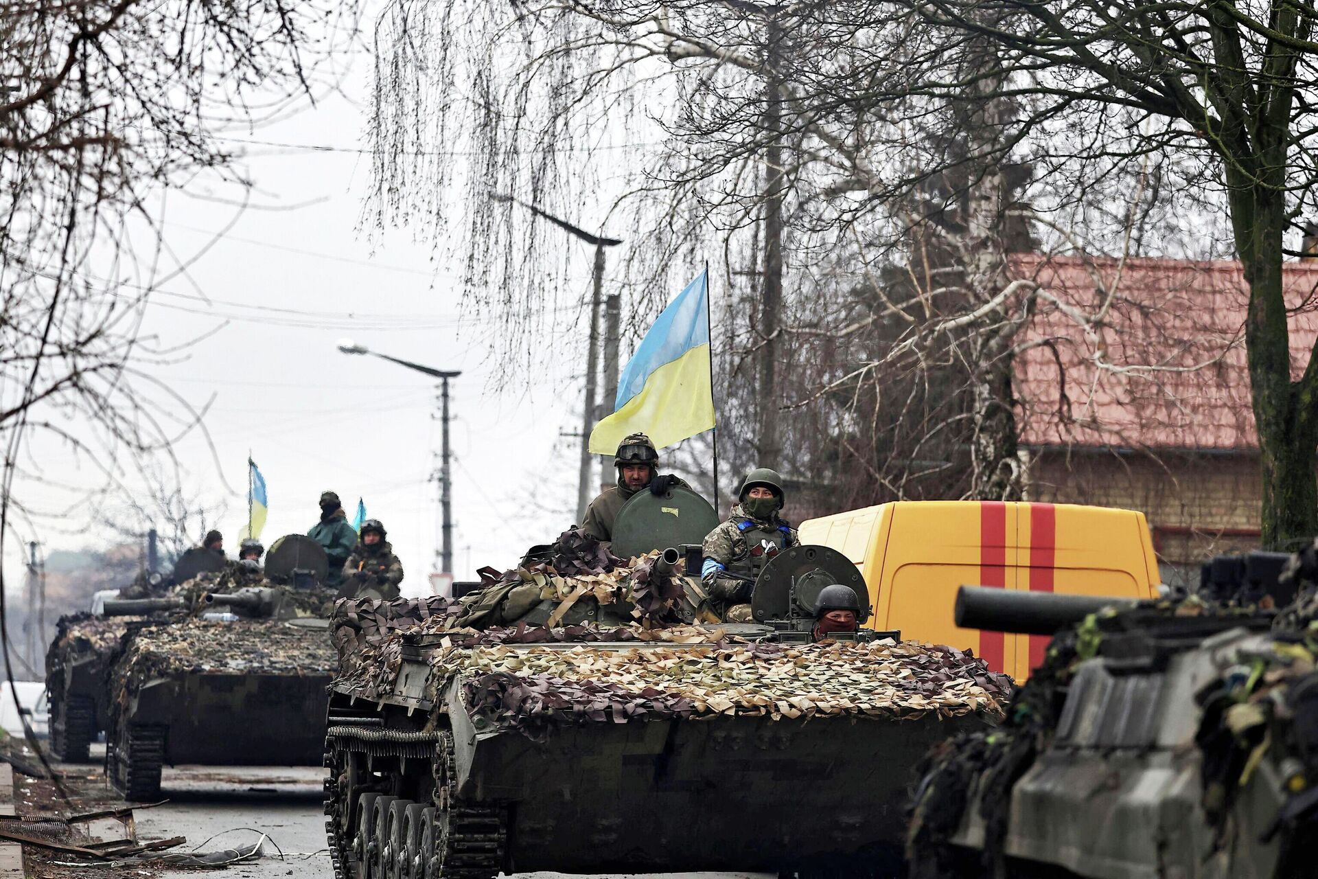 Украинские военные в городе Буча - РИА Новости, 1920, 06.04.2022