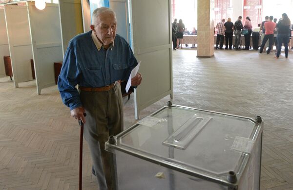 Пожилой мужчина участвует в голосовании на референдуме о статусе самопровозглашенной Донецкой народной республики на одном из избирательных участков Славянска. 