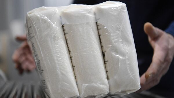 Фасовка и упаковка сахара для розничной торговли на предприятии РТ Бакалея в Новосибирске