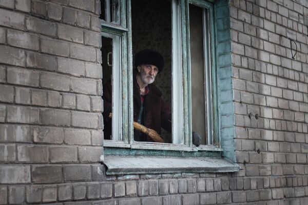 Житель Донецка в доме, пострадавшем в результате обстрела украинскими силовиками.