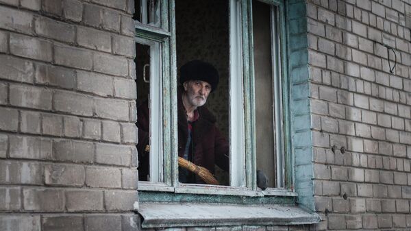 Житель Донецка в доме, пострадавшем в результате обстрела украинскими войсками