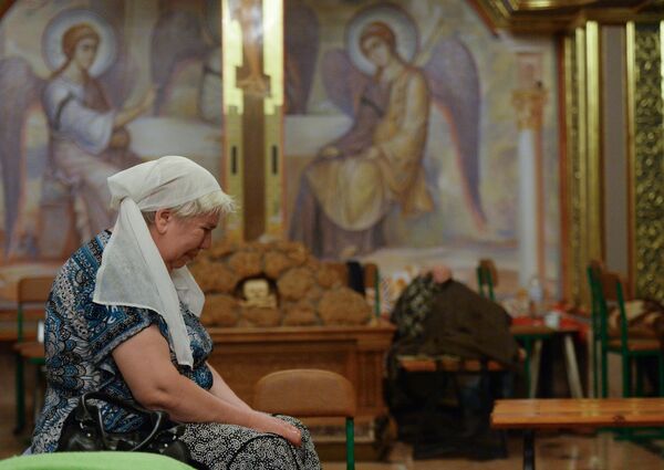 Жительница Горловки спасается от обстрелов украинской армии в Богоявленском храме. 