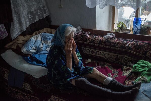 Местная жительница в одном из пострадавших от обстрела районов Новоазовского района Донецкой области