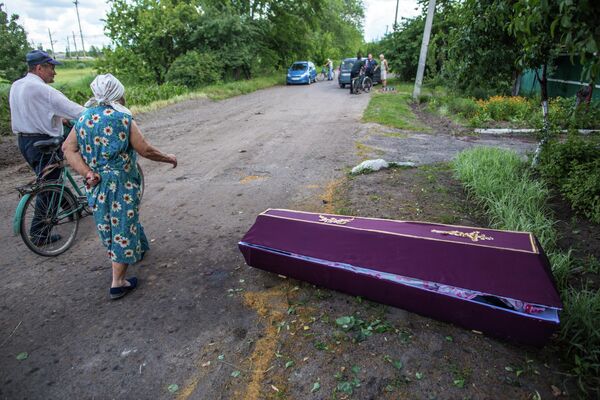 Гробы с телами погибших жителей поселка Восточный вблизи Славянска.