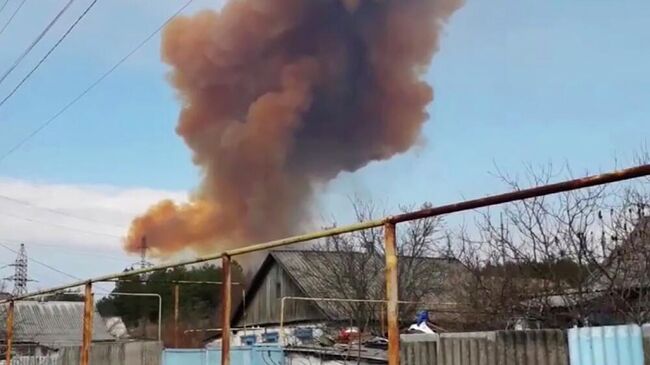 Дым после взрыва в Рубежном. Кадр видео очевидца