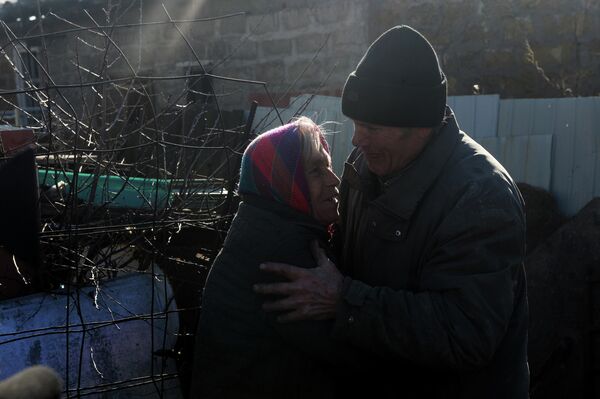 Жители получают пищу в городе Дебальцево Донецкой области.