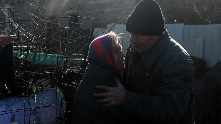 Жители получают пищу в городе Дебальцево Донецкой области.