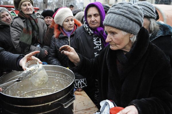 Жители получают пищу в городе Дебальцево Донецкой области.