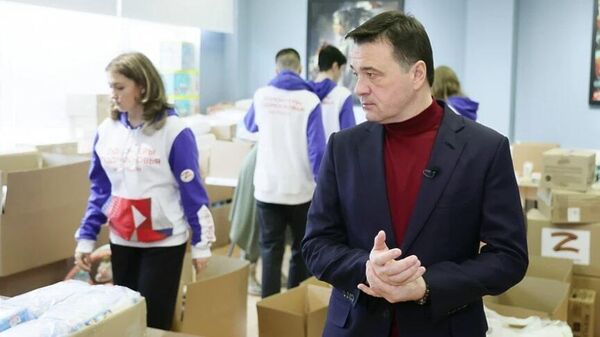 Губернатор Московской области Андрей Воробьев во время посещения пункта гуманитарной помощи для жителей ЛДНР