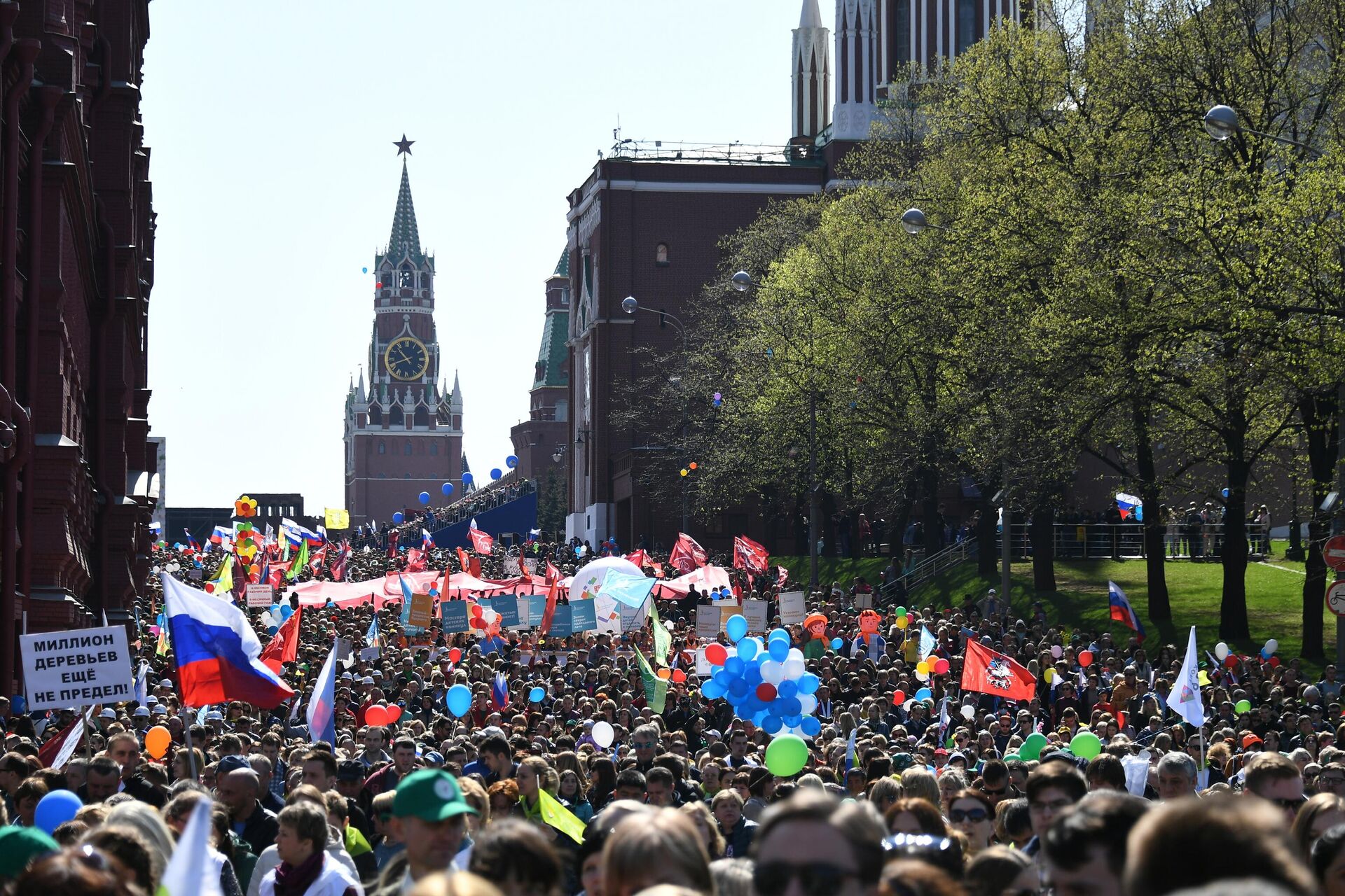 Культурные мероприятия в мае. Празднование 1 мая. Первомайская демонстрация. 1 Мая демонстрация на красной площади. Культурные мероприятия в Москве.