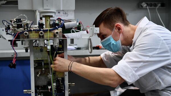 Сборка аппаратов искусственной вентиляции легких на Уральском приборостроительном заводе