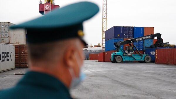 Сотрудник таможенной службы во время работы в морском порту Калининград имени Н.С. Хазова 