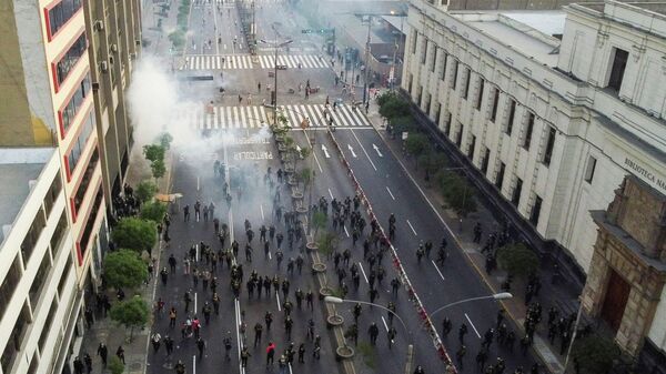 Столкновения протестующих с полицией в Лиме. 5 апреля 2022