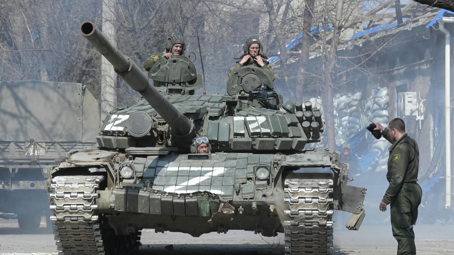 Танкисты Народной милиции ДНР у танка Т-72 на одной из улиц Мариуполя - РИА Новости, 1920, 12.04.2022