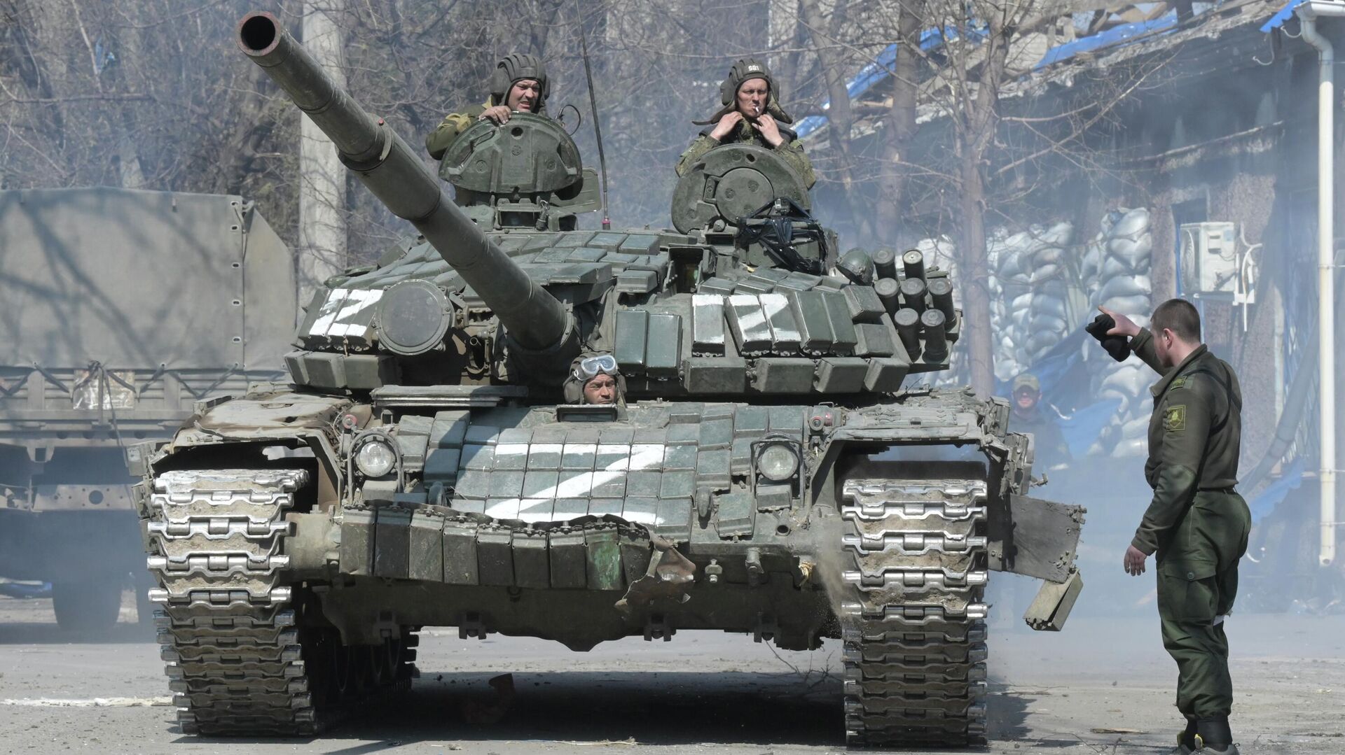 Танкисты Народной милиции ДНР у танка Т-72 на одной из улиц Мариуполя - РИА Новости, 1920, 12.04.2022
