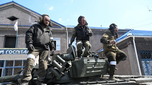 Танкисты Народной милиции ДНР у танка Т-72 на одной из улиц Мариуполя