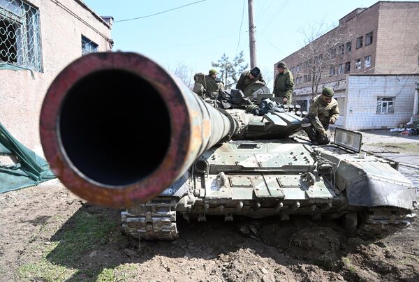 Танкисты Народной милиции ДНР на танке Т-72 на одной из улиц Мариуполя Танкисты Народной милиции ДНР на танке Т-72 на одной из улиц Мариуполя