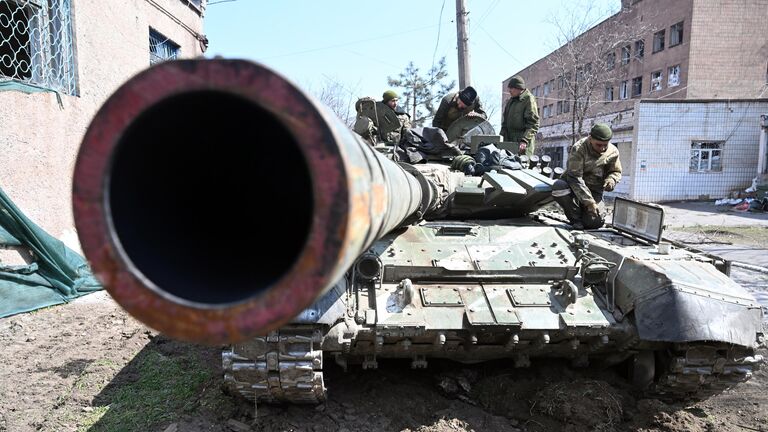 Танкисты Народной милиции ДНР на танке Т-72 на одной из улиц Мариуполя