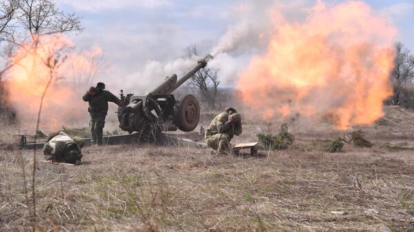 Артиллеристы Народной милиции ЛНР на позиции в Луганской области