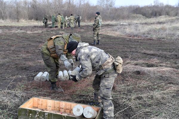 Артиллеристы НМ ЛНР выкладывают боеприпасы на позиции в Луганской области