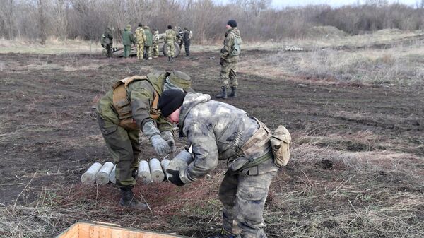 Артиллеристы НМ ЛНР выкладывают боеприпасы на позиции в Луганской области
