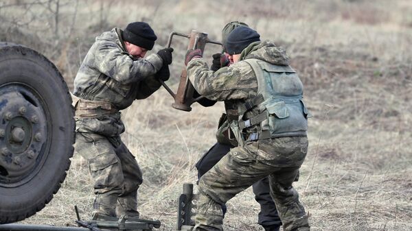 Артиллеристы НМ ЛНР устанавливают орудие на позиции в Луганской области