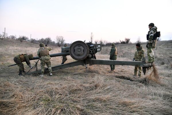Артиллеристы НМ ЛНР устанавливают орудие на позиции в Луганской области