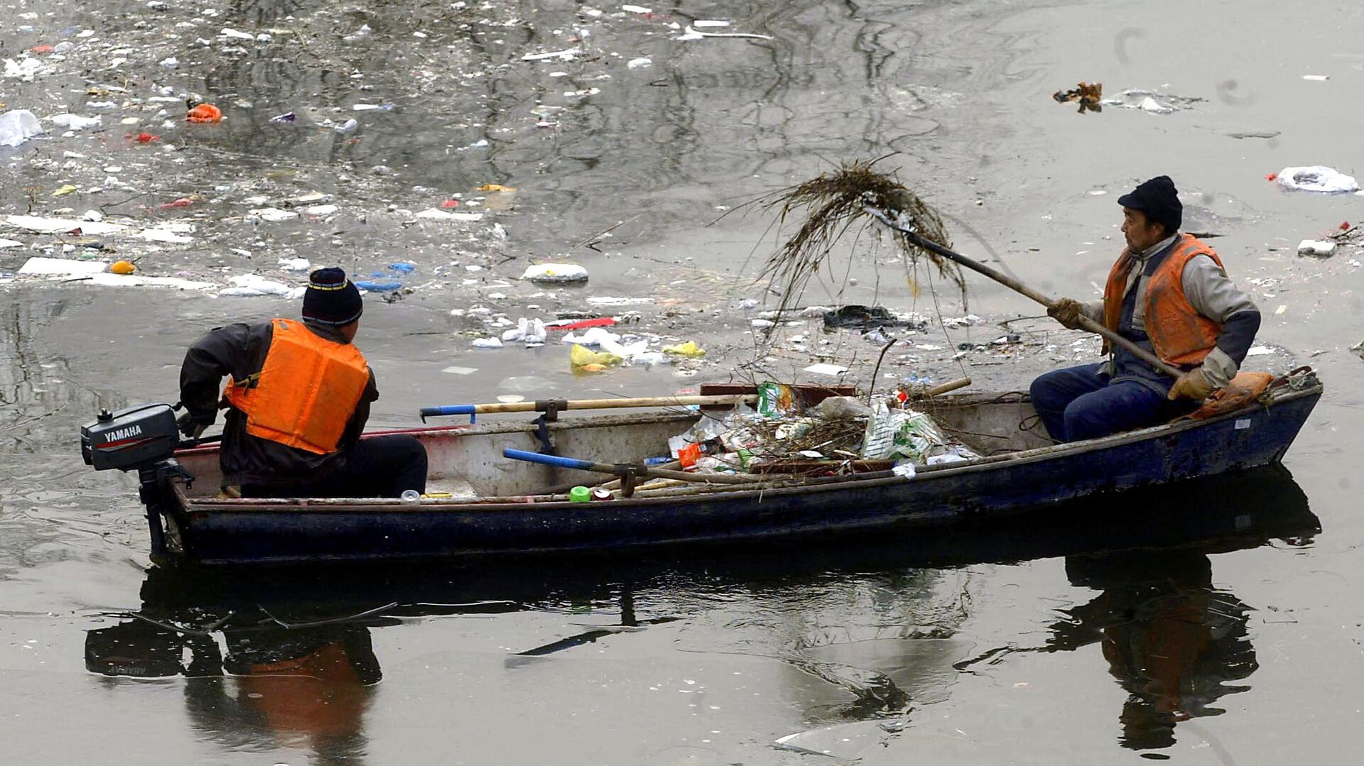 Рабочие собирают мусор, сброшенный в канал в Пекине  - РИА Новости, 1920, 06.04.2022