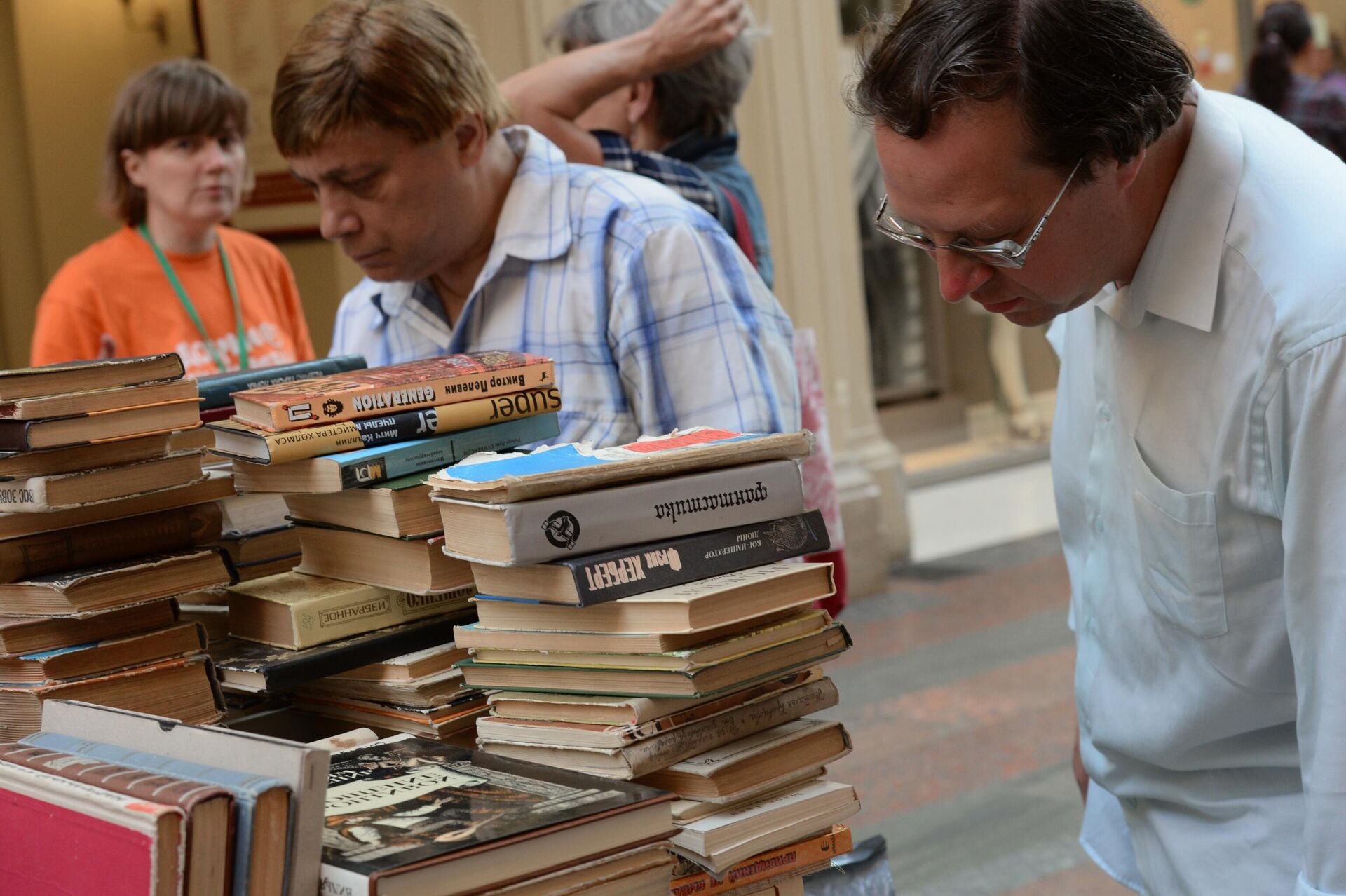 Покупатели выбирают книги - РИА Новости, 1920, 06.04.2022