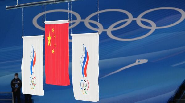 Флаги победителей в парном катании на соревнованиях по фигурному катанию на Олимпийских играх в Пекине