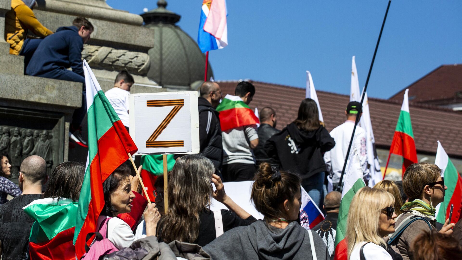 Участники митинга против поставок оружия Украине в центре Софии - РИА Новости, 1920, 06.04.2022