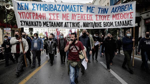 Участники акции против повышения цен в Афинах