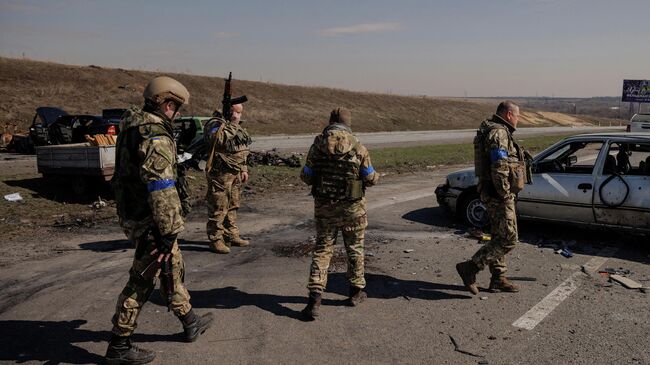 Украинские военнослужащие недалеко от Харькова