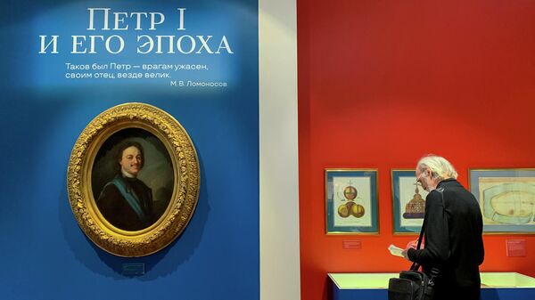 Посетитель на выставке Петр I и его эпоха в выставочном зале федеральных архивов в Москве
