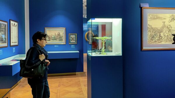 Посетительница на выставке Петр I и его эпоха в выставочном зале федеральных архивов в Москве