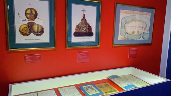 Экспонаты на выставке Петр I и его эпоха в выставочном зале федеральных архивов в Москве