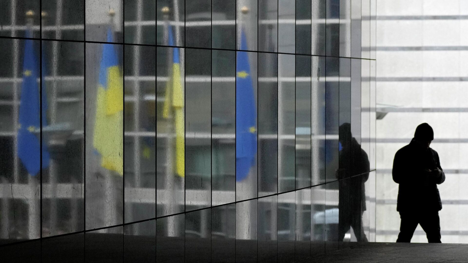 Флаги Украины и Евросоюза в Брюсселе - РИА Новости, 1920, 08.04.2022