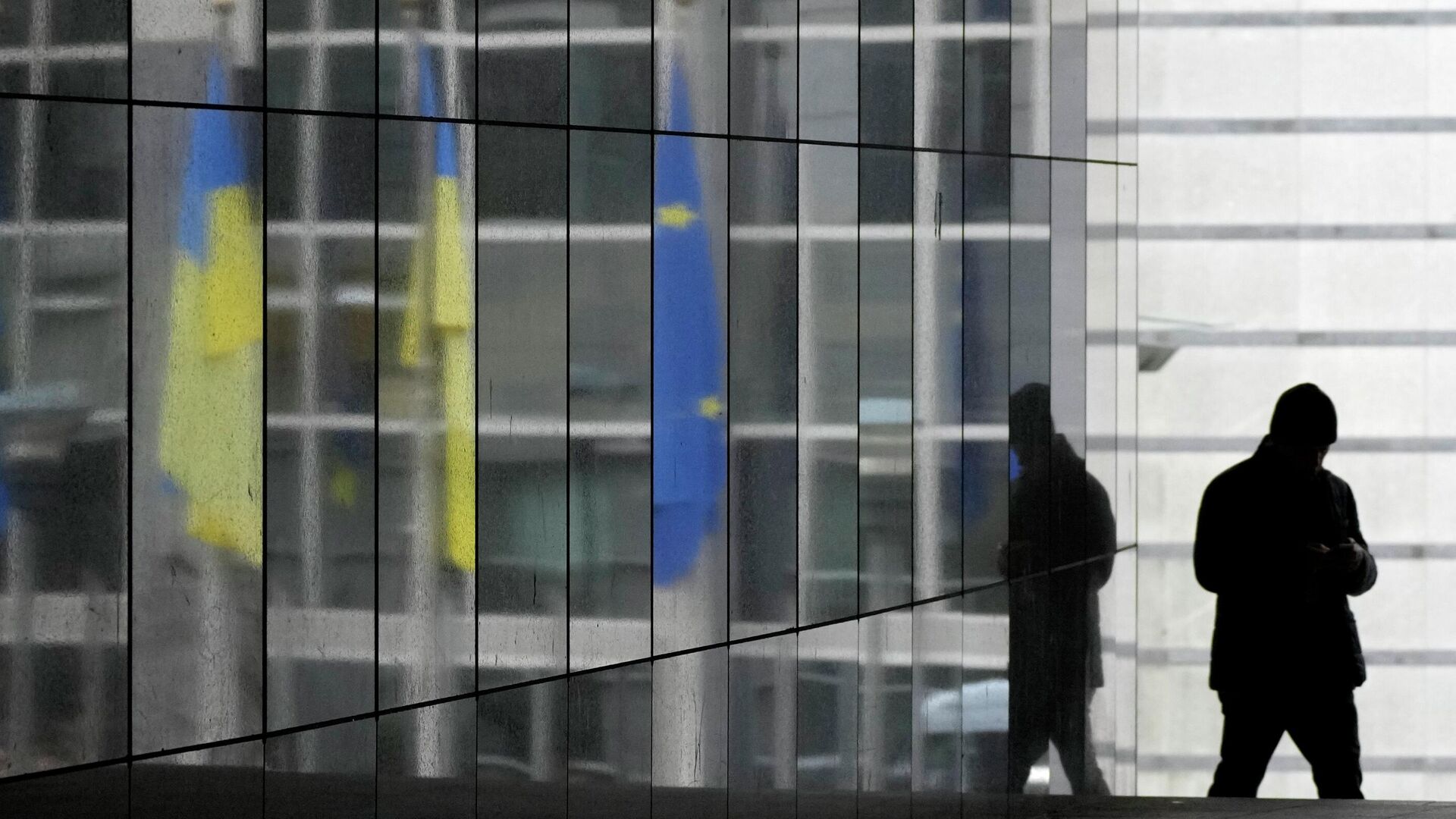Флаги Украины и Евросоюза возле здания Европейского парламента в Брюсселе - РИА Новости, 1920, 17.05.2022