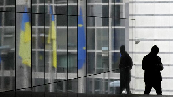 Флаги Украины и Евросоюза возле здания Европейского парламента в Брюсселе
