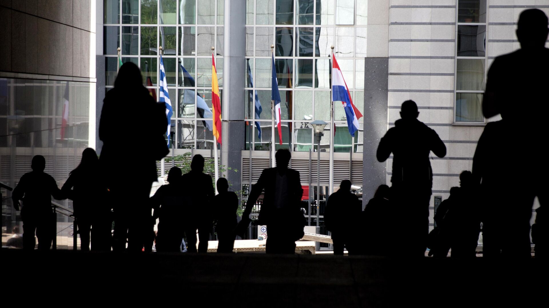 Флаги стран — членов ЕС возле здания Европейского парламента в Брюсселе - РИА Новости, 1920, 07.04.2022
