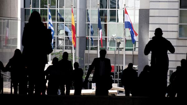 Флаги стран-членов ЕС возле здания Европейского парламента в Брюсселе