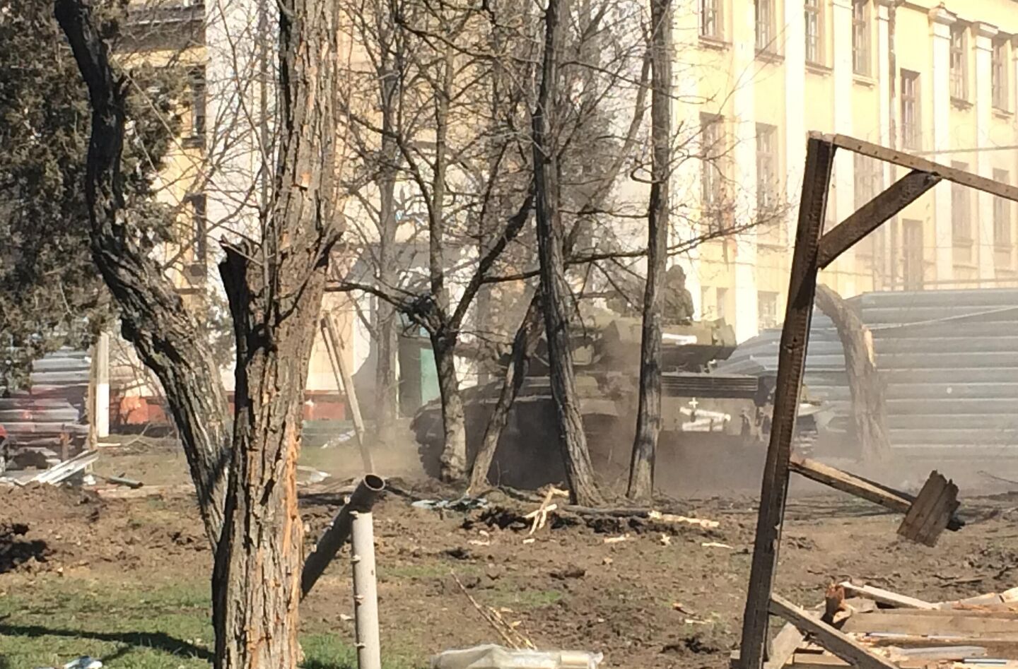 Танк маневрирует по дворам