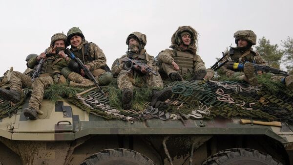 Украинские военные на бронетранспортере в районе Киева