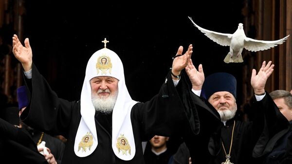 Патриарх Московский и всея Руси Кирилл выпускает голубя в небо в праздник Благовещения Пресвятой Богородицы в храме Христа Спасителя в Москве
