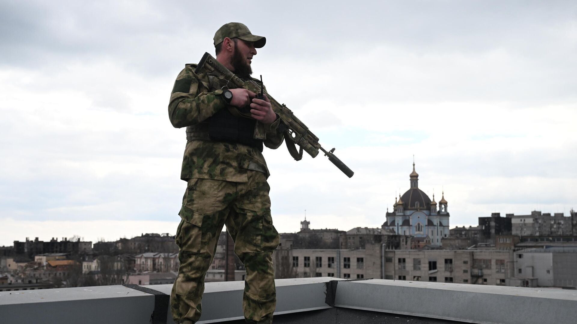 Боец специального отряда быстрого реагирования Ахмат на крыше здания в Мариуполе - РИА Новости, 1920, 09.04.2022